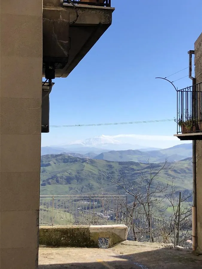Verso Est Petralia Soprana Italië